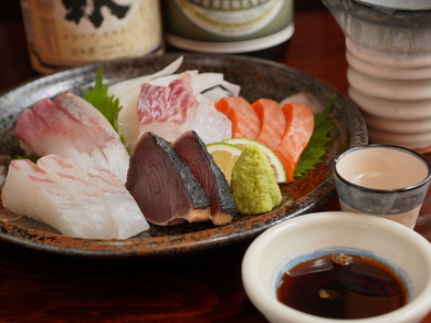 鮮度抜群の魚介を味わえる『お造りの盛り合わせ』