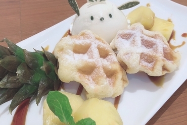 インスタ映え抜群。薄く焼いて巻き上げた『ロールパンケーキ』