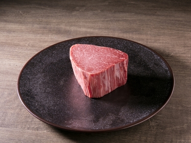 贅沢に厚く切り出し、熟達した技術でしっとりと焼きあげる『Kコース シャトーブリアン』