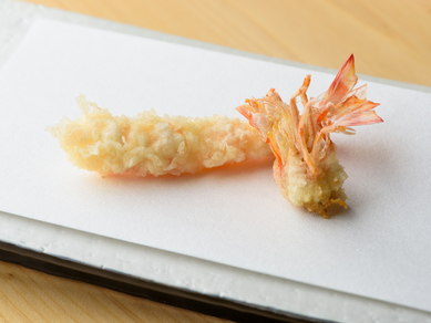 サクッとした薄衣に包まれて。素材の甘みが溢れ出す『才巻海老』