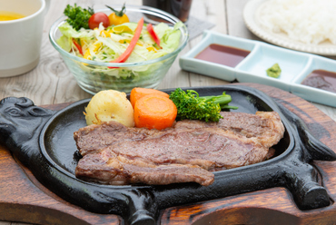 ジューシーな上州牛の旨さを堪能!『和風ステーキ定食』(ライス、サラダ、汁物付き)