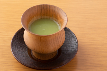 ゲストを魅了する、湯引きで引き出すその味わい『穴子の湯引き』