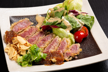 自慢のさっぱりソースでいただく国産『牛ヘレ肉のカツレツ』