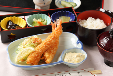 おいしさと幸福感!『天然車海老のジャンボ海老フライ定食』