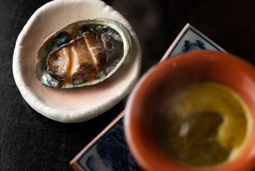 鮑の肝と西京味噌のソースでしゃぶしゃぶして味わう『鮑のしゃぶしゃぶ』