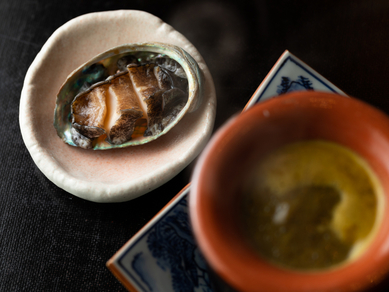 鮑の肝と西京味噌のソースでしゃぶしゃぶして味わう『鮑のしゃぶしゃぶ』