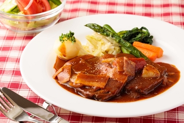 ホロホロの黒毛和牛のバラ肉と、ソースのハーモニーが絶妙な『ビーフシチュー ライス付き』