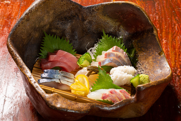 【魚の棚】名物「昼網」から仕入れる、季節の鮮魚を使った『造り6種盛り』