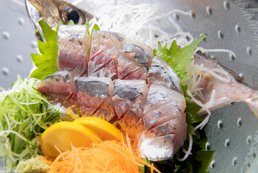 その日に仕入れた、新鮮な魚介を刺身にした『採れたて新鮮 お魚のお造り』