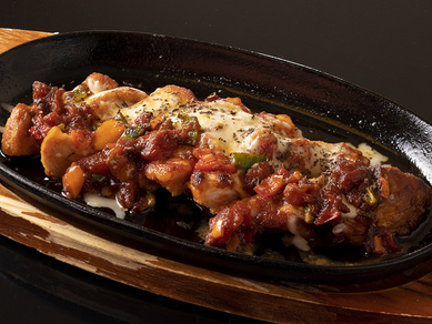 鶏肉のジューシーな旨みにトマトソース&チーズがたまらない『森林どりマリナーラソースチーズ鉄板焼き』