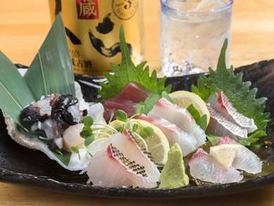 旬の地魚が6~7種類。味は美味しく、見た目も豪華な『情熱男の刺身盛り』