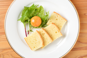 卵黄の濃厚な味わいと、風味豊かな自家製パンがベストマッチ!『卵黄のピクルス 自家製パン添え』