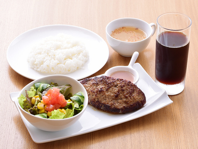 白ワインが風味を引き立てる『マインズハンバーグ』