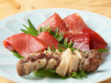 部位ごとに独特の味や食感が楽しめる『マグロの盛り合わせ』