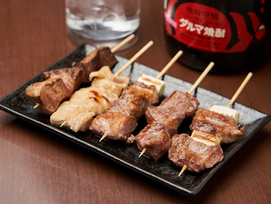 肉汁とともに、肉の旨みが口いっぱいに広がる『やきとん 串の盛り合わせ』