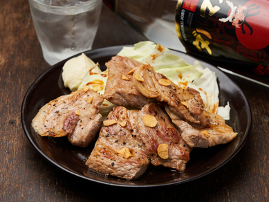 お酒にもご飯にも相性抜群! タレのこくと肉の旨さがたまらない『トンテキ』