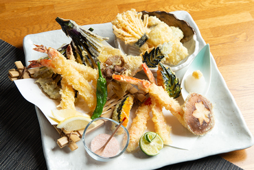 季節の野菜や新鮮な魚介を天ぷらで『天ぷら盛り合わせ』