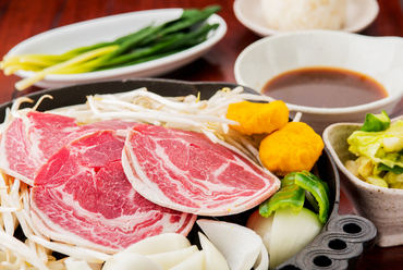 お肉の旨味を心ゆくまで堪能できる『ジンギスカン(野菜付き)』