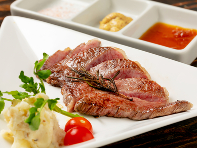 近江牛の霜降り肉を使用。とろけるような食感と溢れる旨みに笑顔がこぼれる『A4牛肉の霜降りステーキ』