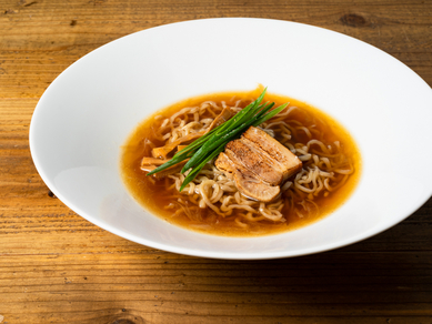 オーナーの郷里と瀬戸内のおいしさが重なり合う『伊吹いりこの手打ち麺』