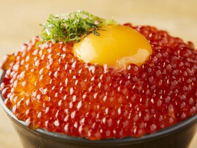 今宵の食事を贅沢に締める、SNS映え間違いなしの『こぼれいくら飯』