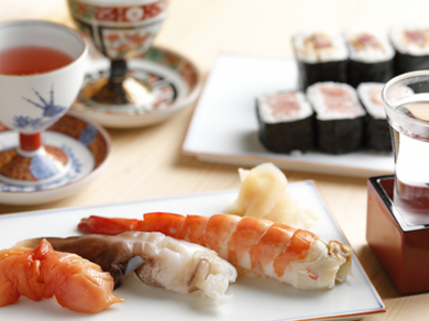 旬な厳選素材を使った逸品料理の数々。旬の食材を堪能するコース『おまかせコース』