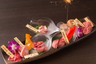 記念日・誕生日にふさわしい、華やかな盛り合わせ『杏特製肉プレート』