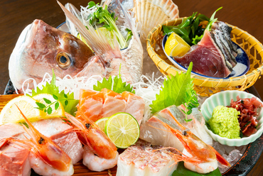 大将が目利きで選んだ新鮮魚介を豪快に盛り込んだ『名物7種桶盛り』。驚くほど分厚い刺身は食べる価値あり