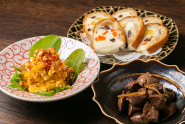 『鳥肝生姜煮』、『変わりポテサラ』、『三史パン』などの一品料理