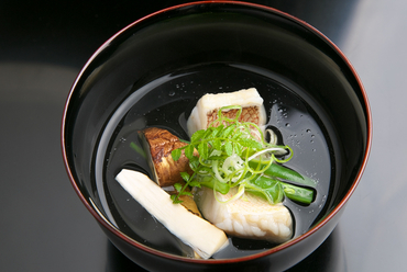 繊細な出汁に心落ち着く《季節のお吸い物》