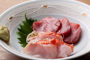 季節の家庭料理と魚の焼物を盛り込んだ『単品のコース』から刺身の盛り合わせ