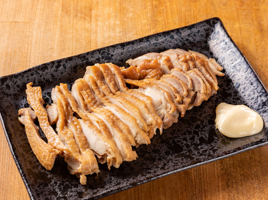 親鳥を醤油でシンプルに煮込んだ『鳥チャーシュー』は箸の止まらぬ美味しさ