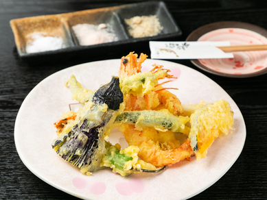 旬の味覚に舌鼓。カラッと揚げたてサクサクな『天麩羅盛り合わせ』