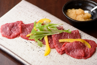 おろしポン酢につけてアッサリといただく『牛もも』