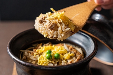 土鍋で生米から炊き上げる特製『鶏飯』