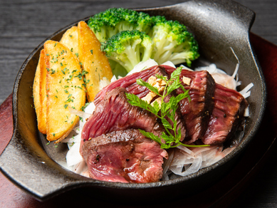 中をジューシーに焼き上げ、熱々の鉄鍋でサーブ。シズル感も楽しめる『希少部位サガリのステーキ』