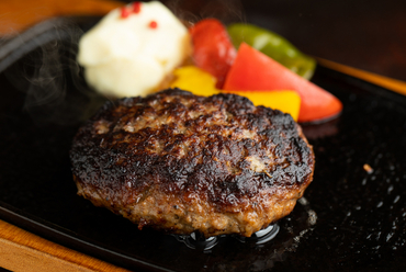 オリジナルブレンドの塩が決め手! ゲストから大好評の『塩ハンバーグ』
