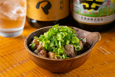 濃いめの味付けが食欲を促進する『すじとアキレスの煮込み』