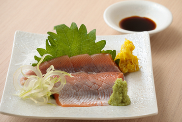 クセのない甘みある味わいが“癖”になる、季節限定の『十和田湖 ひめます刺身(半身)』