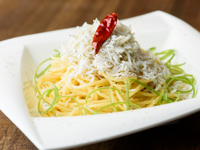 おつまみにも、食事にもなるパスタ『たっぷりシラスのペペロンチーノ』