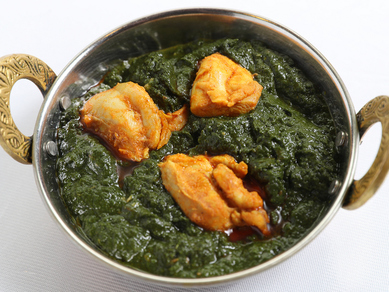 たっぷりのほうれん草とやわらかなチキンが入った、本格的なインドカレー『サグチキンカレー』
