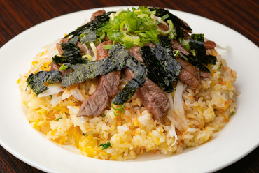 男女ともに人気ナンバーワンのメニュー。がっつり肉が乗って食べ応え満点の『やわらかカルビチャーハン』