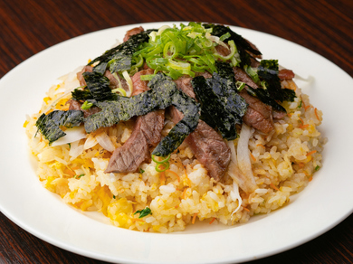 男女ともに人気ナンバーワンのメニュー。がっつり肉が乗って食べ応え満点の『やわらかカルビチャーハン』