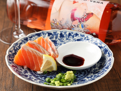 まずはコレ! こだわりの鮮魚をびっくり価格で堪能できる『本日の100円刺し』