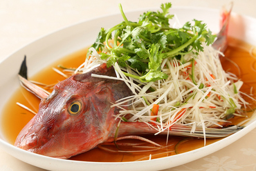 滋味深い味わいを堪能。手間暇かけてつくられた逸品『フカヒレとスッポンの薬膳蒸しスープ』