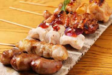 1本ずつ丁寧に磨き上げて串打ちした炭火焼き鳥串『おまかせ串 5種盛り合わせ』