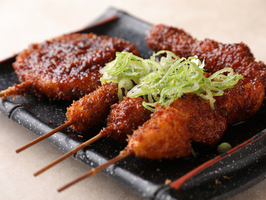 揚げたての串揚げを秘伝の味噌ダレに漬ける、甘辛さがあと引く旨さの『どて煮串揚げ』