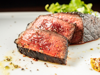 国産牛のいろいろな部位を使用。塩コショウでシンプルに、肉本来の旨みを楽しめる『マキヤキ』