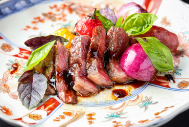 誰が育てたかがわかる宮崎牛を使用。夏のコースより『宮崎牛のステーキ 夏野菜のハーブオイル焼き添え』