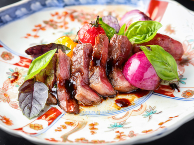 誰が育てたかがわかる宮崎牛を使用。夏のコースより『宮崎牛のステーキ 夏野菜のハーブオイル焼き添え』